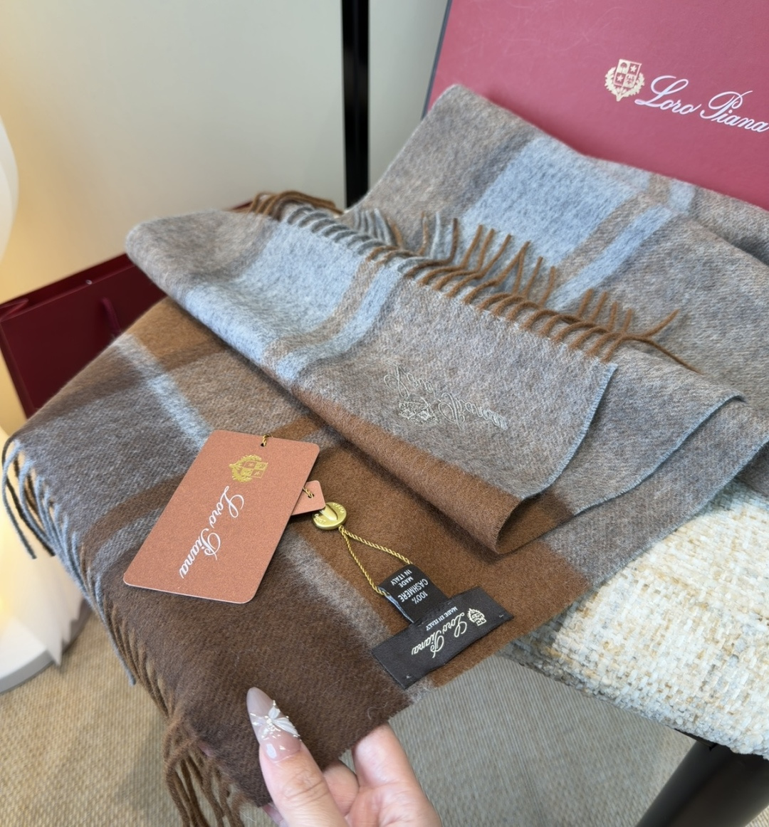 🆕Loro Piana · 【贸易公司尾单，极品山羊绒围巾披肩】送人自留都太高大上了😍重磅上新，爆款爆款