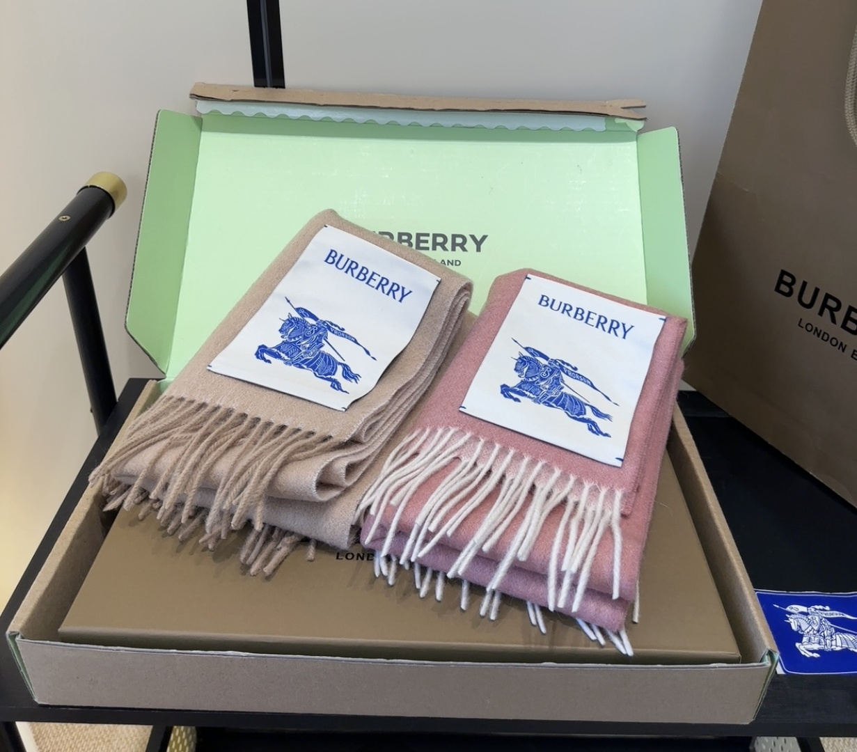 Burberry · 巴宝莉围巾❗️好看的要疯掉了，太有型太有魅力了❗️❗️非常斯文时尚的秋冬单品！真的