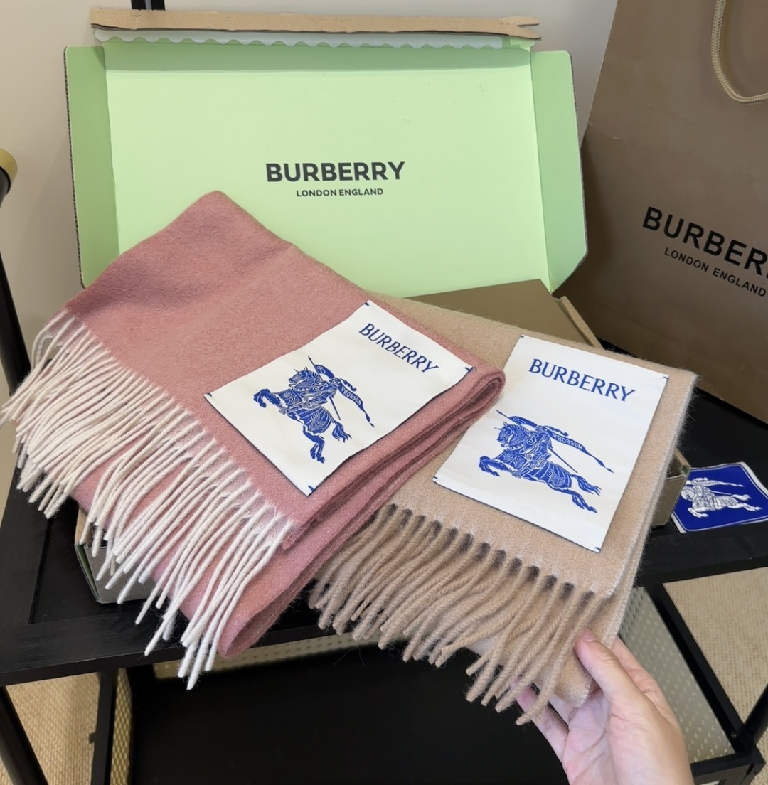 Burberry · 巴宝莉围巾❗️好看的要疯掉了，太有型太有魅力了❗️❗️非常斯文时尚的秋冬单品！真的