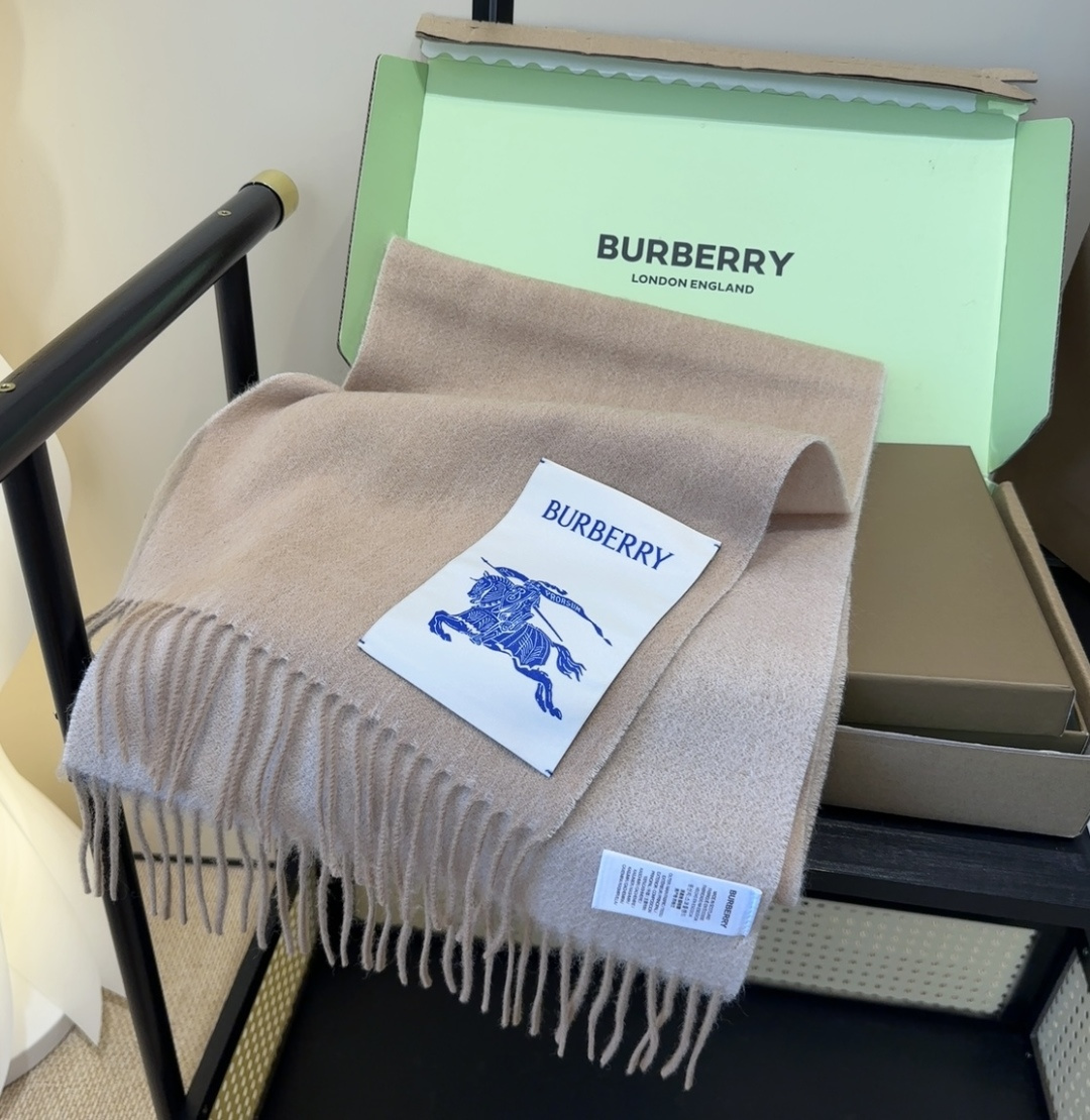 Burberry · 巴宝莉围巾❗️好看的要疯掉了，太有型太有魅力了❗️❗️非常斯文时尚的秋冬单品！真的