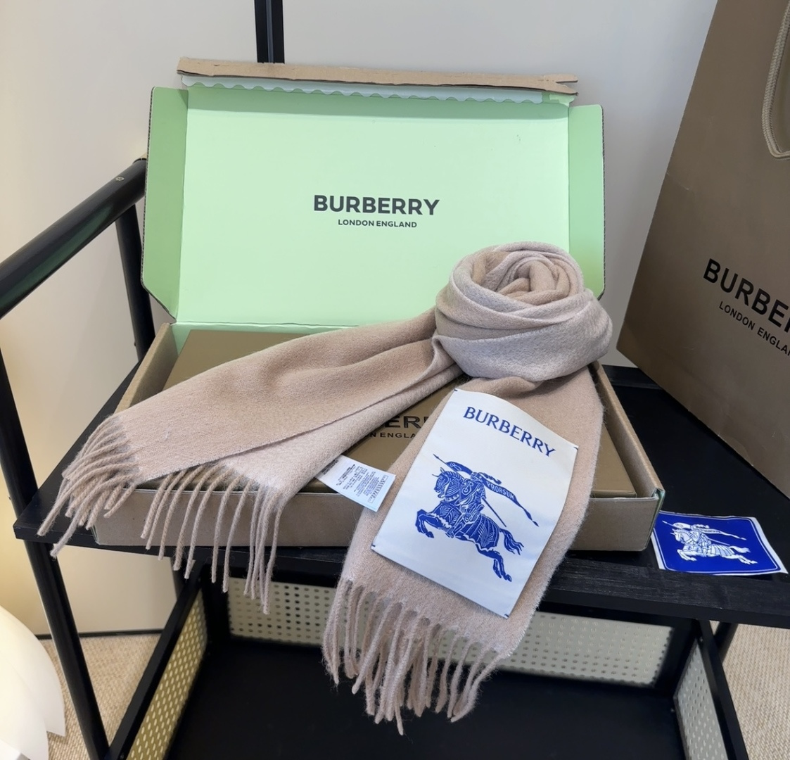 Burberry · 巴宝莉围巾❗️好看的要疯掉了，太有型太有魅力了❗️❗️非常斯文时尚的秋冬单品！真的