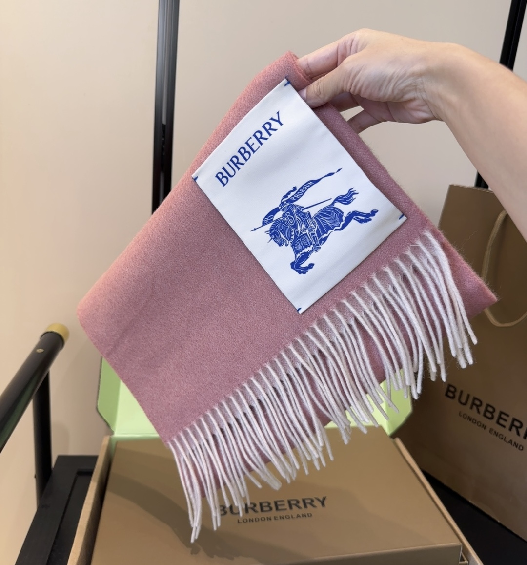 Burberry · 巴宝莉围巾❗️好看的要疯掉了，太有型太有魅力了❗️❗️非常斯文时尚的秋冬单品！真的