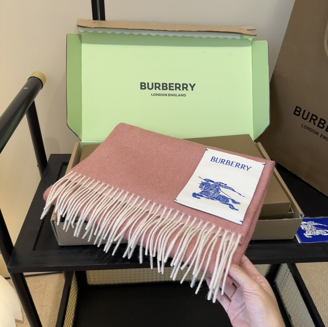 Burberry · 巴宝莉围巾❗️好看的要疯掉了，太有型太有魅力了❗️❗️非常斯文时尚的秋冬单品！真的