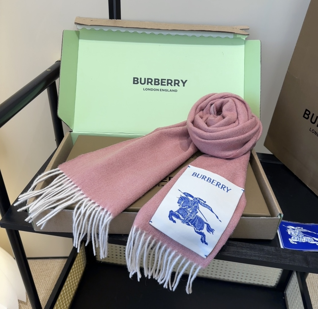 Burberry · 巴宝莉围巾❗️好看的要疯掉了，太有型太有魅力了❗️❗️非常斯文时尚的秋冬单品！真的