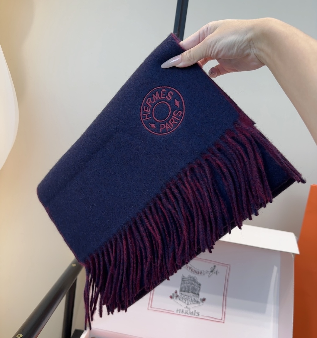 2025年Hermes · 爱马仕，难得一见的温柔配色，低调又不失优雅❗️】重点推荐❗️双边配色，一条围