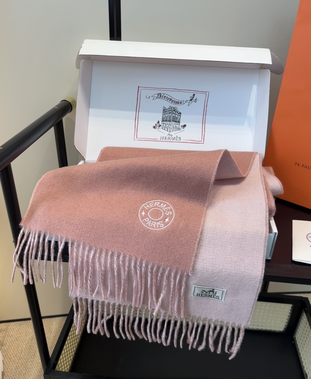 2025年Hermes · 爱马仕，难得一见的温柔配色，低调又不失优雅❗️】重点推荐❗️双边配色，一条围