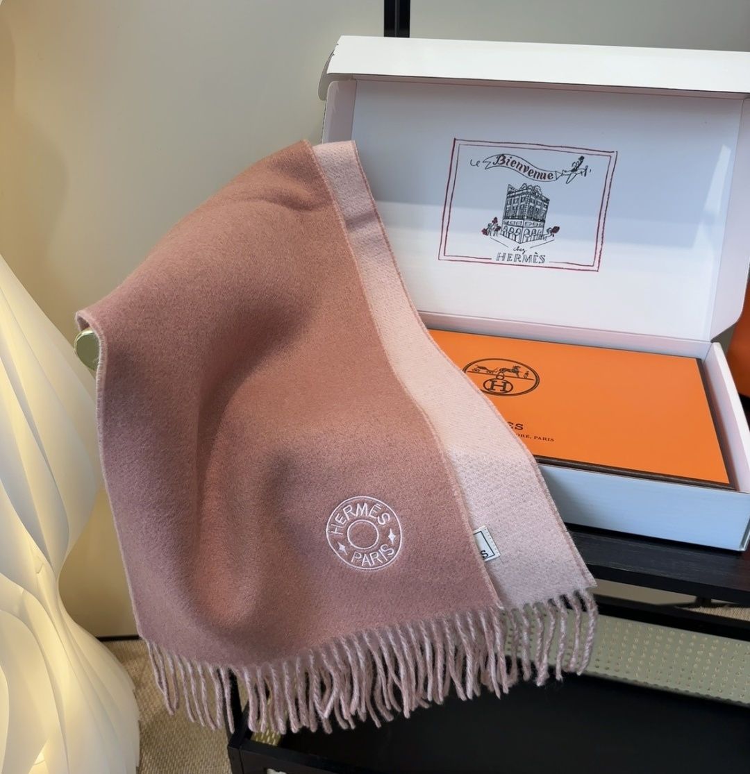 2025年Hermes · 爱马仕，难得一见的温柔配色，低调又不失优雅❗️】重点推荐❗️双边配色，一条围