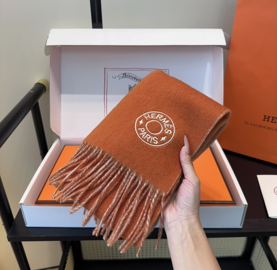 2025年Hermes · 爱马仕，难得一见的温柔配色，低调又不失优雅❗️】重点推荐❗️双边配色，一条围