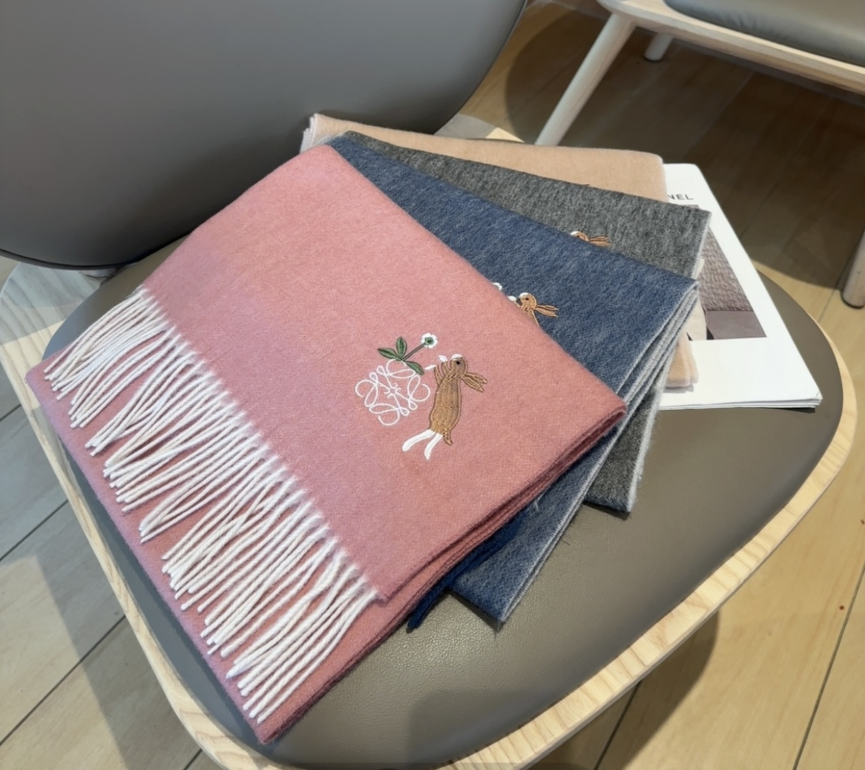 【▪Loewe · 罗意威难得一见的温柔配色，低调又不失优雅❗】重点推荐❗双面配色，一条围巾两种风格搭配