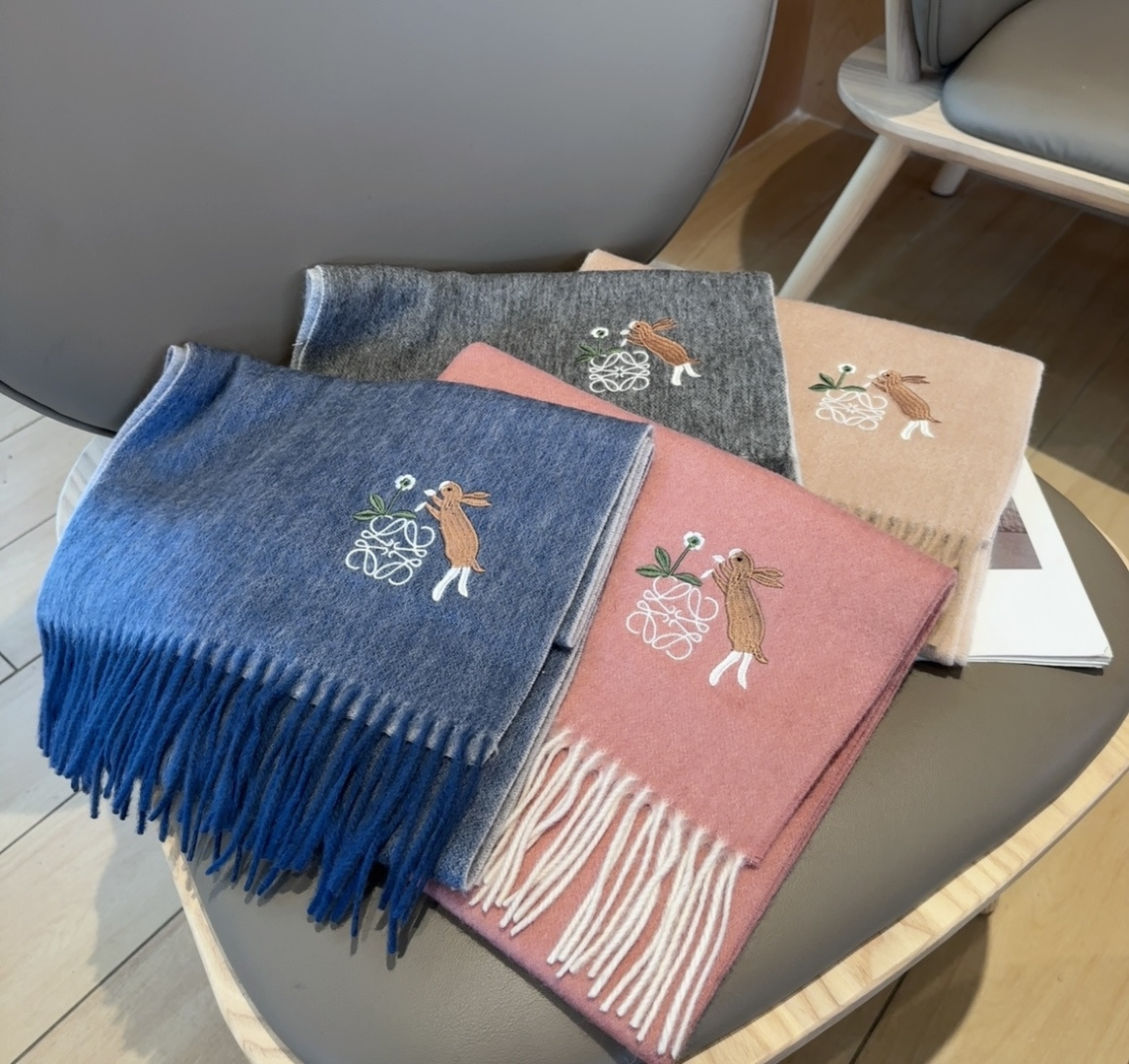 【▪Loewe · 罗意威难得一见的温柔配色，低调又不失优雅❗】重点推荐❗双面配色，一条围巾两种风格搭配