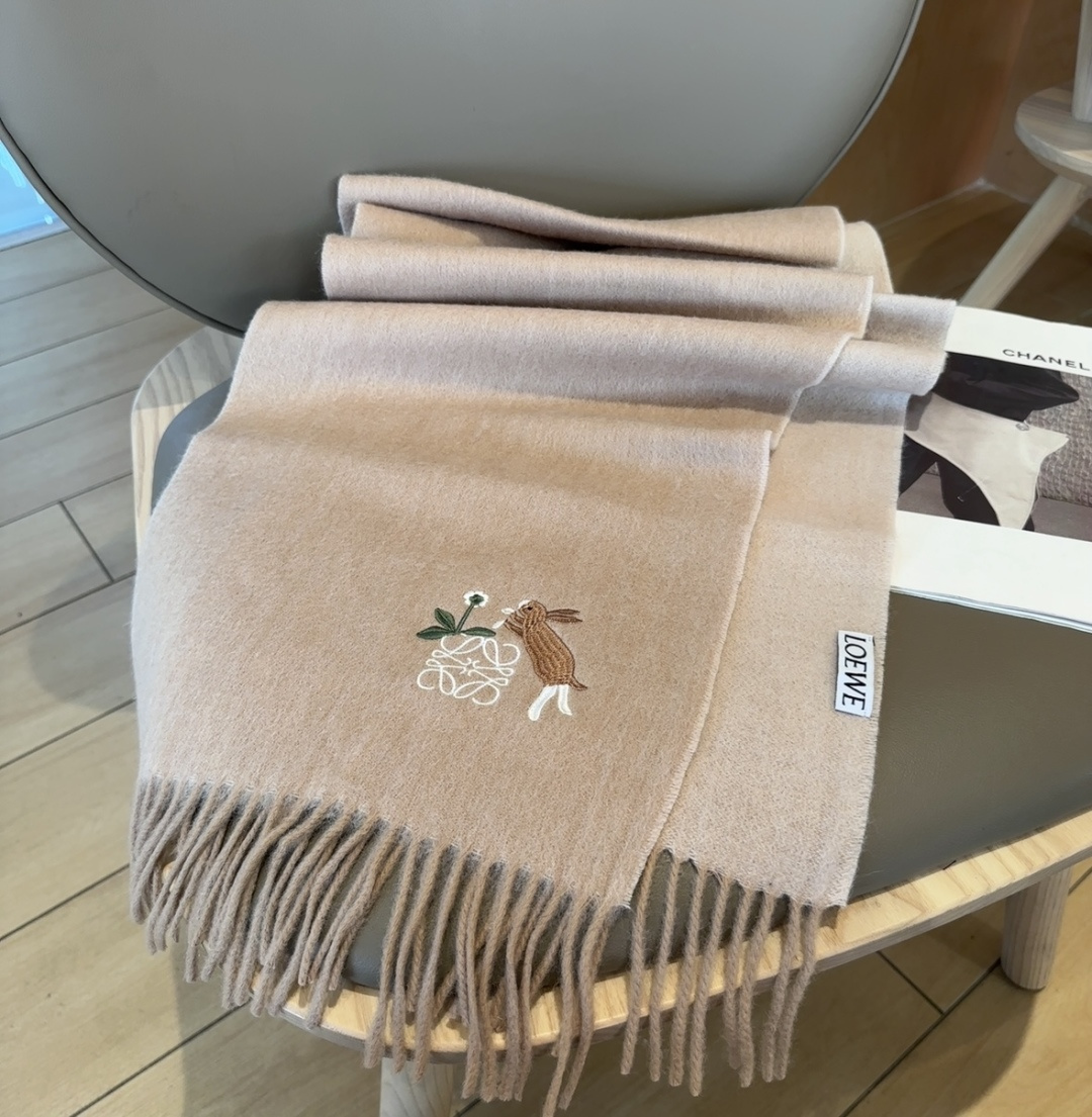 【▪Loewe · 罗意威难得一见的温柔配色，低调又不失优雅❗】重点推荐❗双面配色，一条围巾两种风格搭配