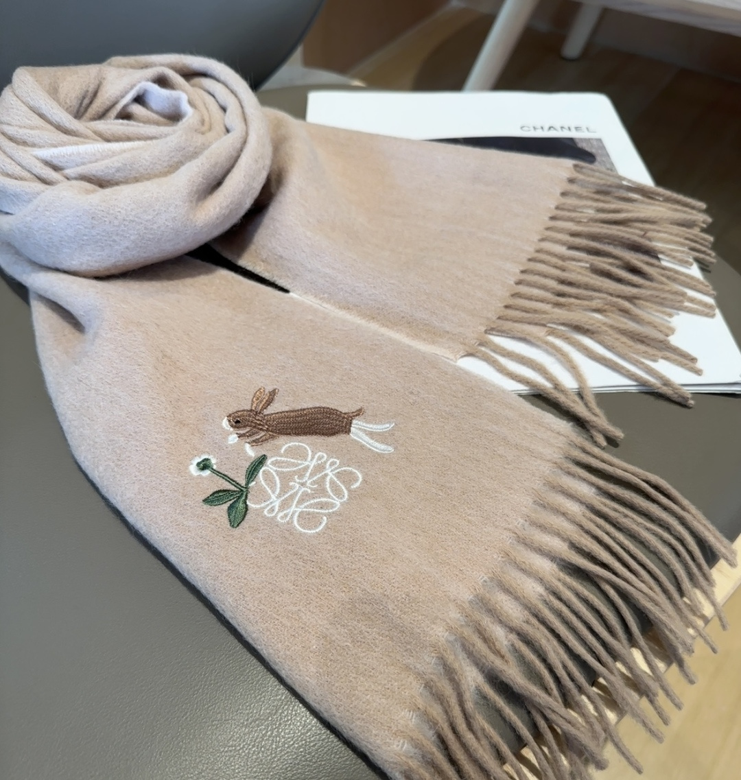 【▪Loewe · 罗意威难得一见的温柔配色，低调又不失优雅❗】重点推荐❗双面配色，一条围巾两种风格搭配