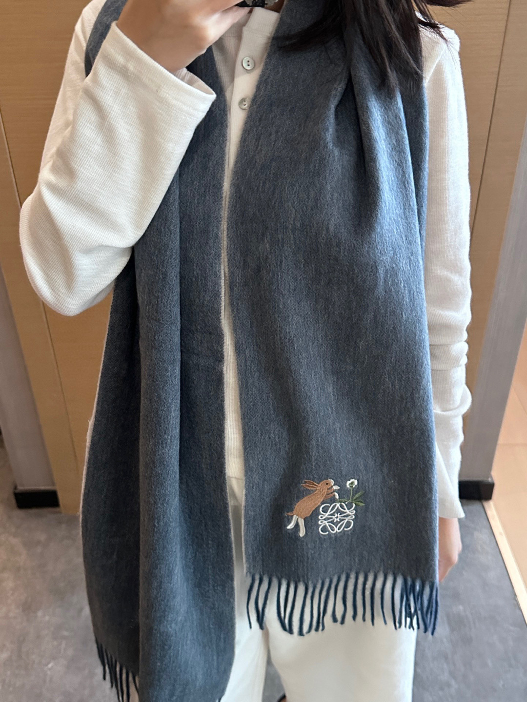 【▪Loewe · 罗意威难得一见的温柔配色，低调又不失优雅❗】重点推荐❗双面配色，一条围巾两种风格搭配