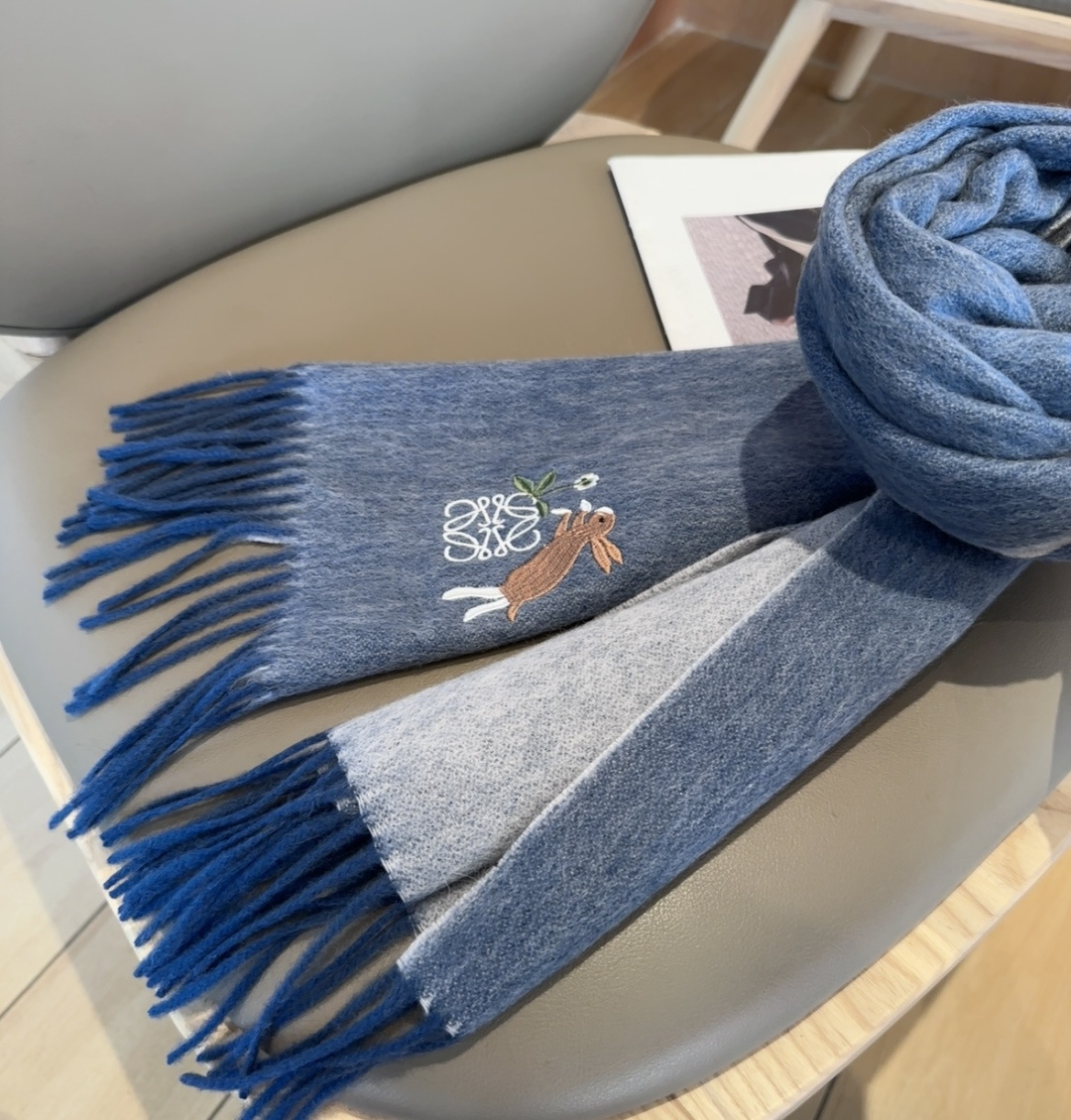 【▪Loewe · 罗意威难得一见的温柔配色，低调又不失优雅❗】重点推荐❗双面配色，一条围巾两种风格搭配