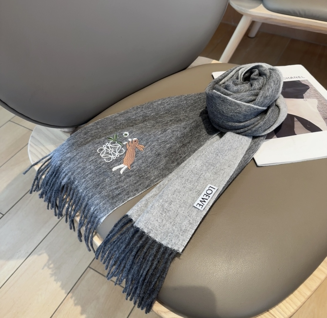 【▪Loewe · 罗意威难得一见的温柔配色，低调又不失优雅❗】重点推荐❗双面配色，一条围巾两种风格搭配