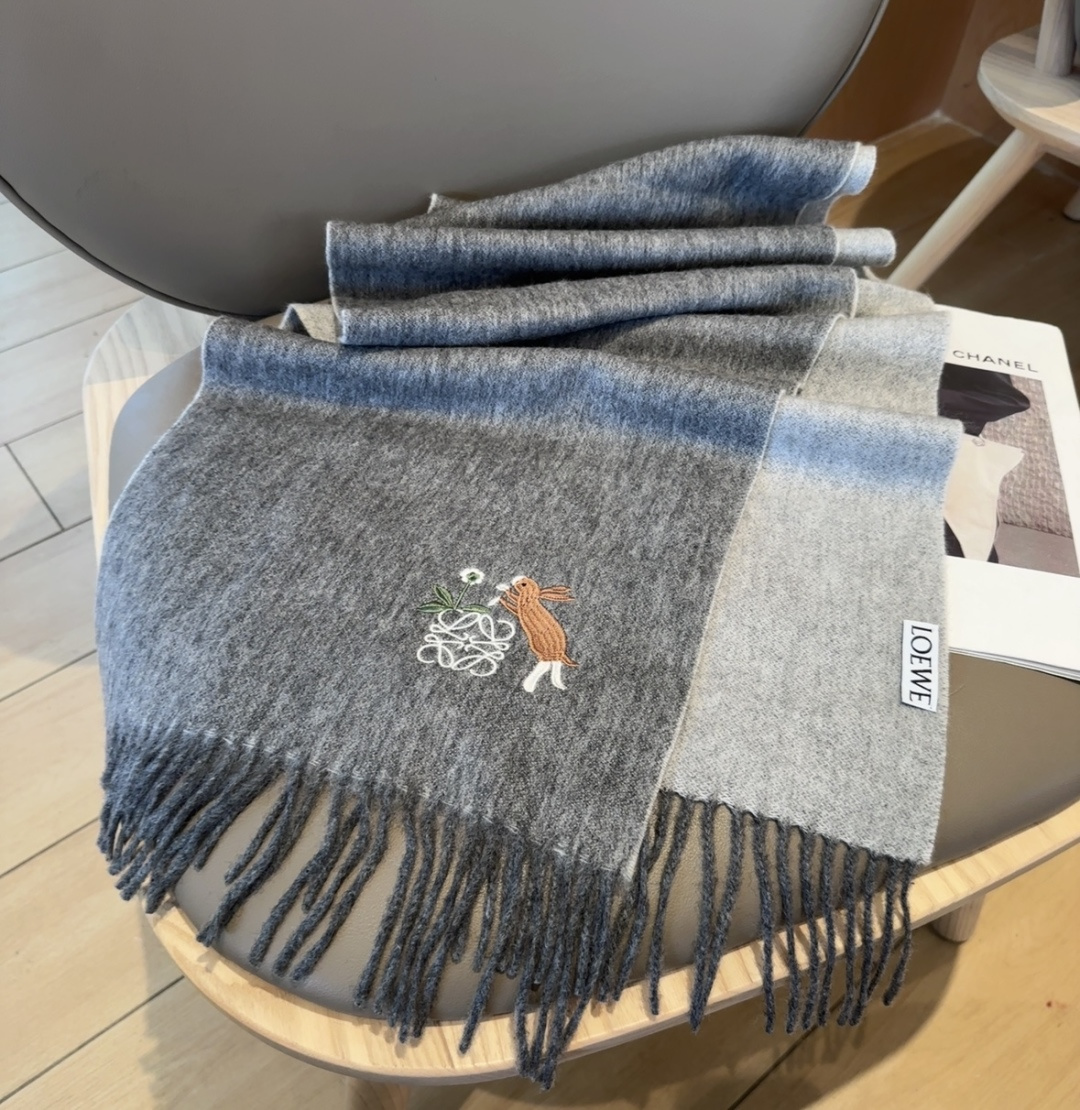 【▪Loewe · 罗意威难得一见的温柔配色，低调又不失优雅❗】重点推荐❗双面配色，一条围巾两种风格搭配