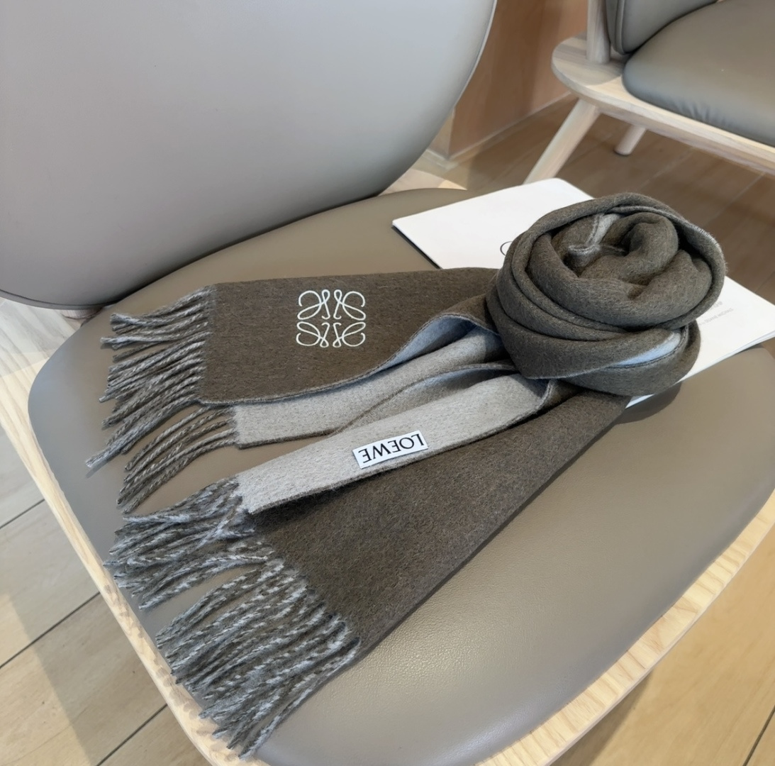 【▪Loewe · 罗意威难得一见的温柔配色，低调又不失优雅❗】重点推荐❗双面配色，一条围巾两种风格搭配