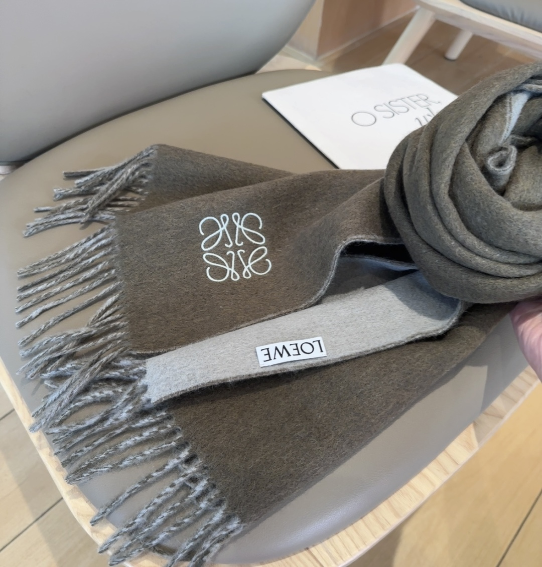 【▪Loewe · 罗意威难得一见的温柔配色，低调又不失优雅❗】重点推荐❗双面配色，一条围巾两种风格搭配