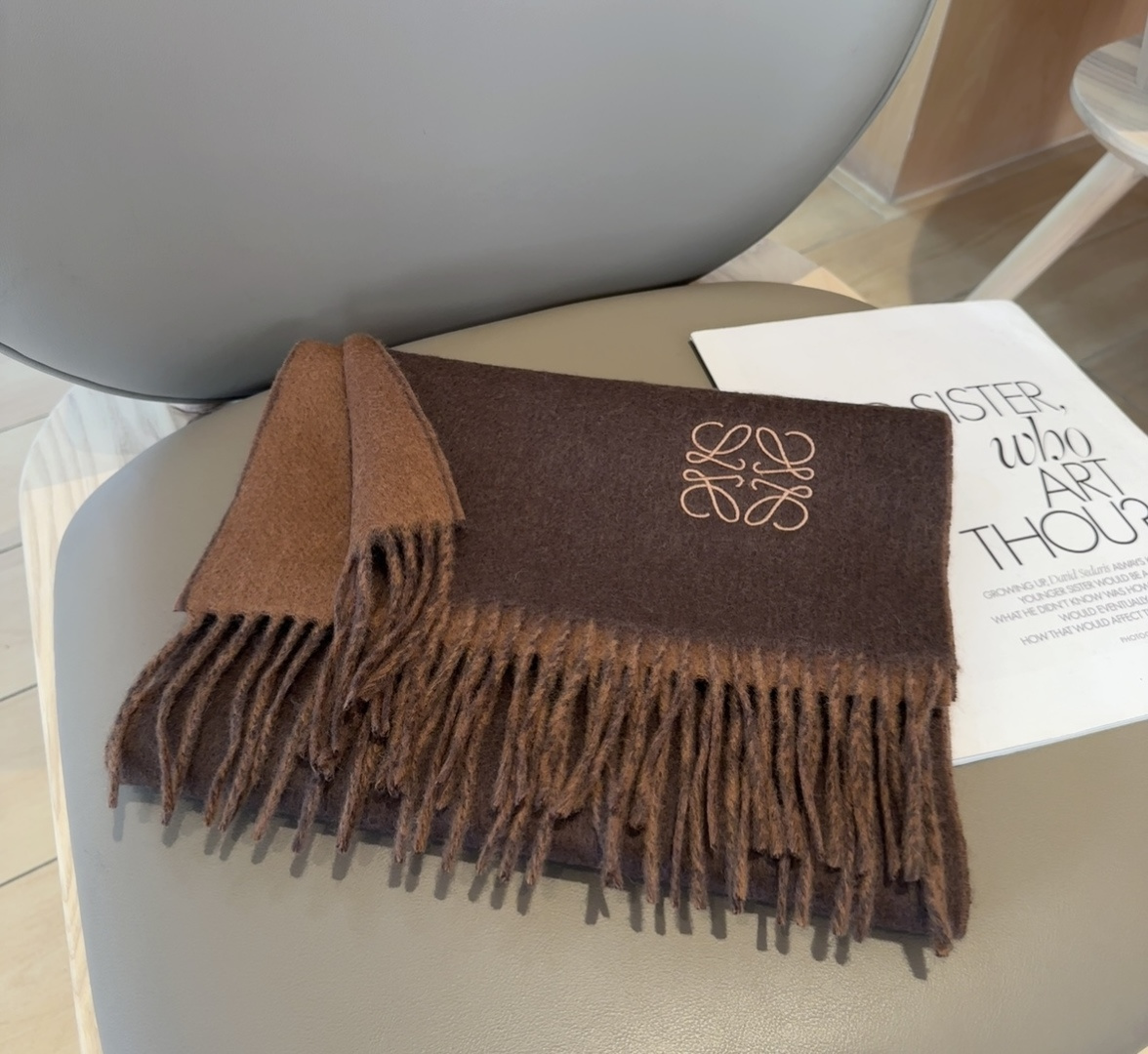 【▪Loewe · 罗意威难得一见的温柔配色，低调又不失优雅❗】重点推荐❗双面配色，一条围巾两种风格搭配