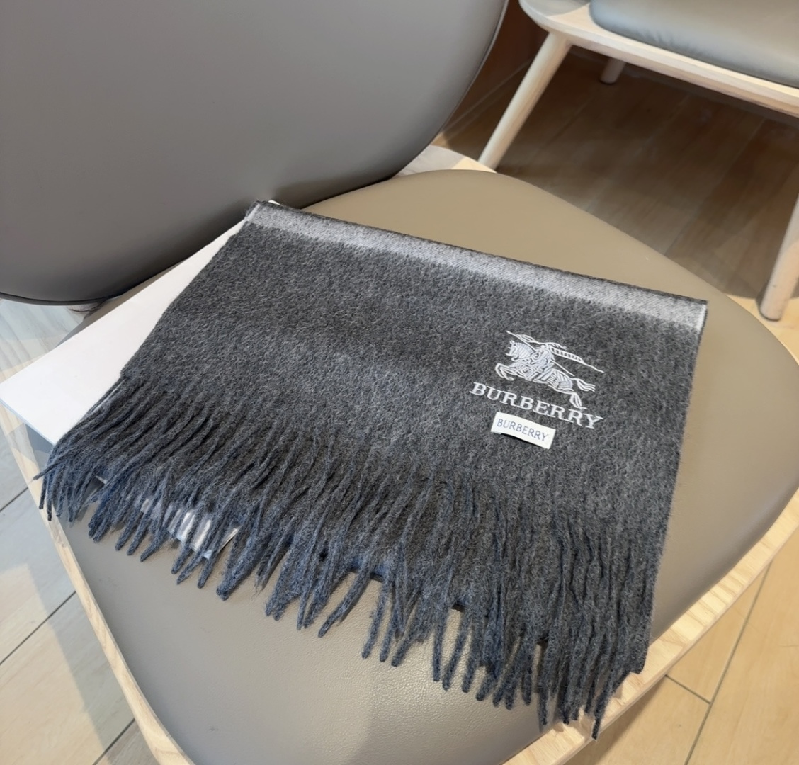 Burberry · 巴宝莉围巾❗️好看的要疯掉了，太有型太有魅力了❗️❗️非常斯文时尚的秋冬单品！真的