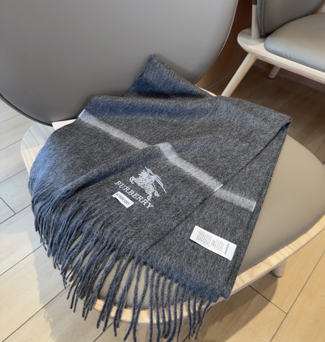 Burberry · 巴宝莉围巾❗️好看的要疯掉了，太有型太有魅力了❗️❗️非常斯文时尚的秋冬单品！真的