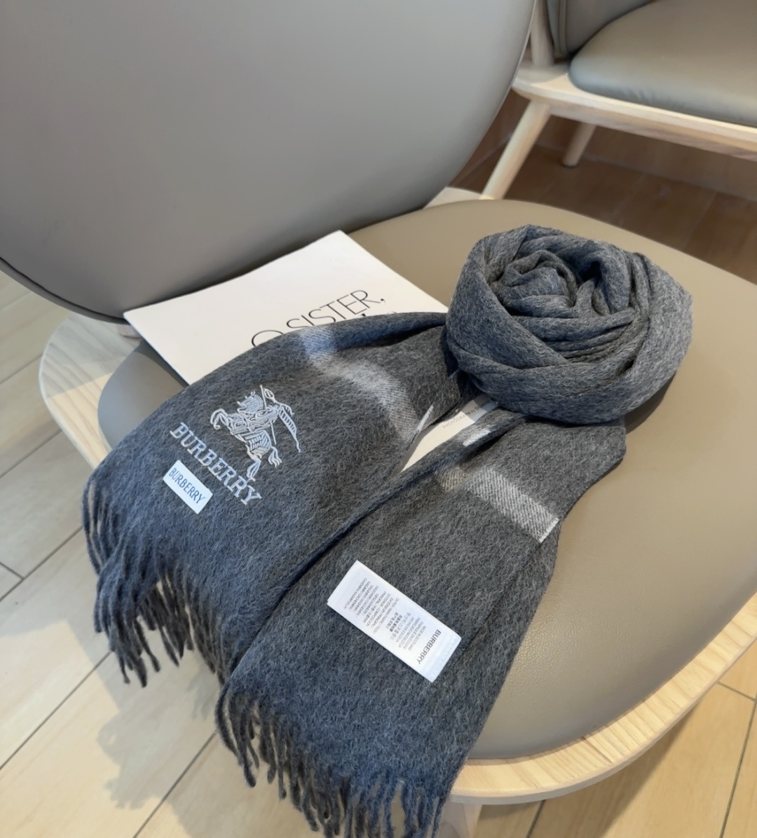 Burberry · 巴宝莉围巾❗️好看的要疯掉了，太有型太有魅力了❗️❗️非常斯文时尚的秋冬单品！真的