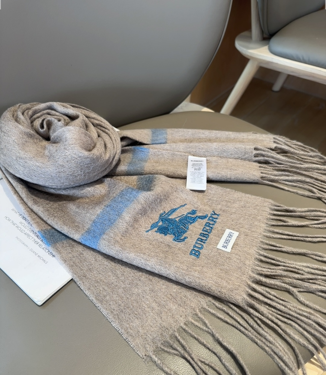 Burberry · 巴宝莉围巾❗️好看的要疯掉了，太有型太有魅力了❗️❗️非常斯文时尚的秋冬单品！真的