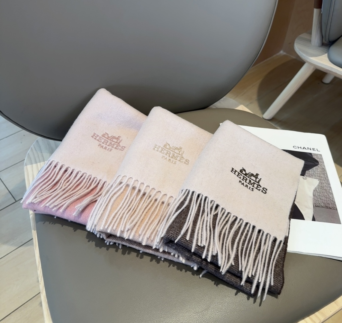 2025年Hermes · 爱马仕，难得一见的温柔配色，低调又不失优雅❗️】重点推荐❗️双边配色，一条围