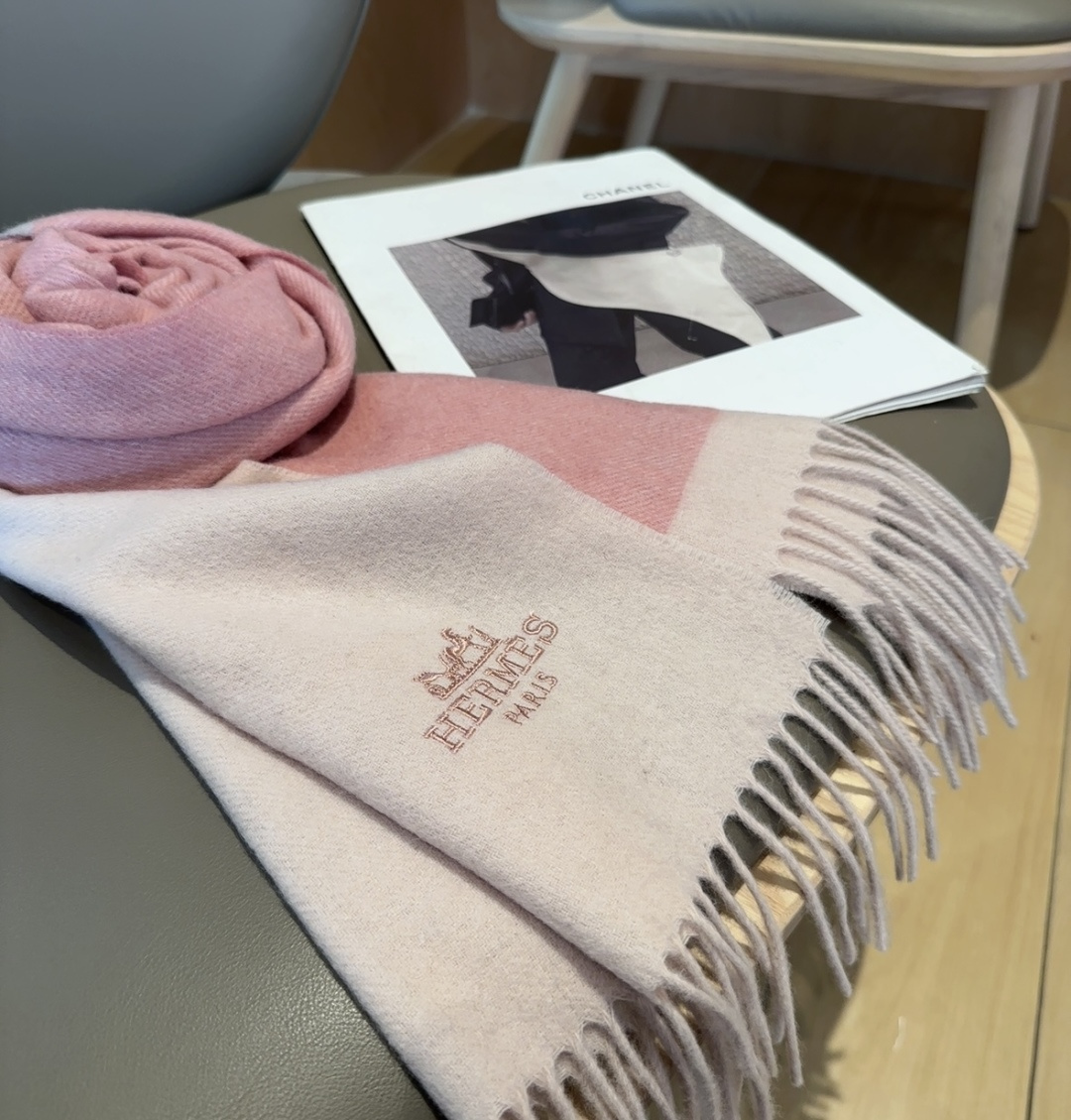 2025年Hermes · 爱马仕，难得一见的温柔配色，低调又不失优雅❗️】重点推荐❗️双边配色，一条围