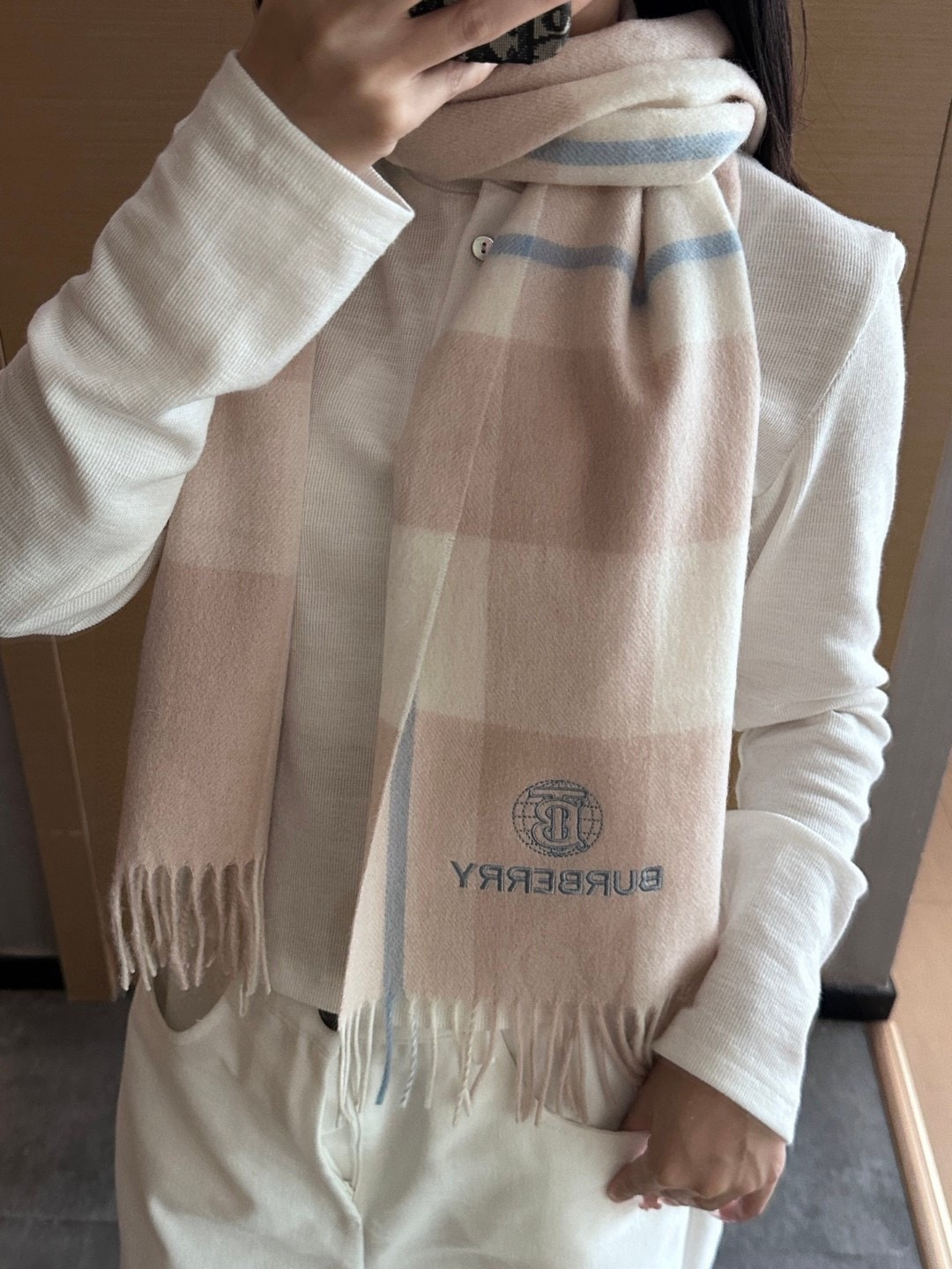 Burberry · 巴宝莉格子围巾❗️好看的要疯掉了，太有型太有魅力了❗️❗️非常斯文时尚的秋冬单品！