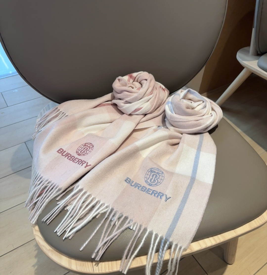 Burberry · 巴宝莉格子围巾❗️好看的要疯掉了，太有型太有魅力了❗️❗️非常斯文时尚的秋冬单品！