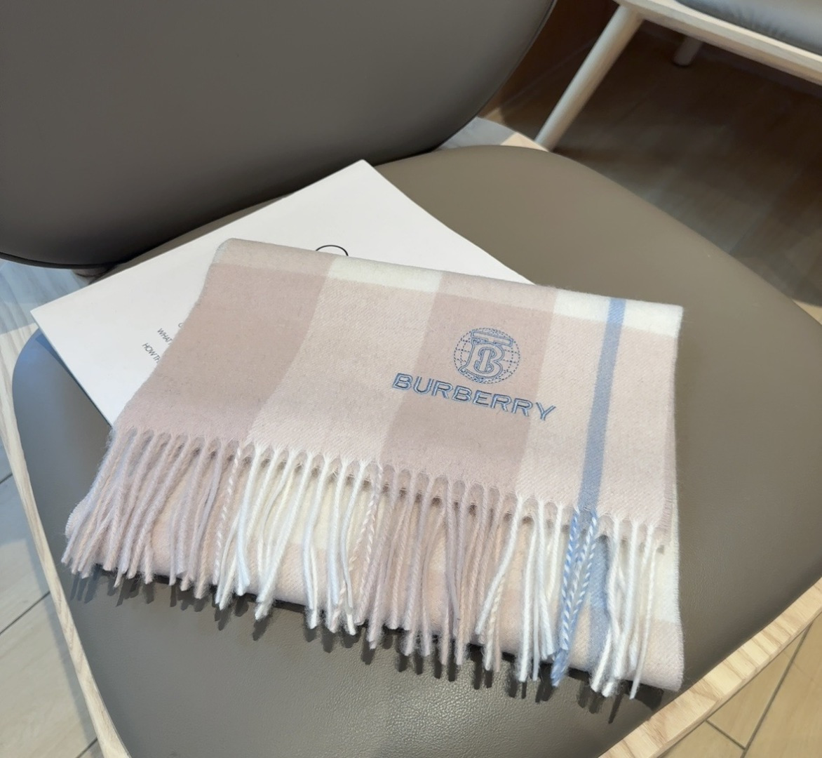 Burberry · 巴宝莉格子围巾❗️好看的要疯掉了，太有型太有魅力了❗️❗️非常斯文时尚的秋冬单品！