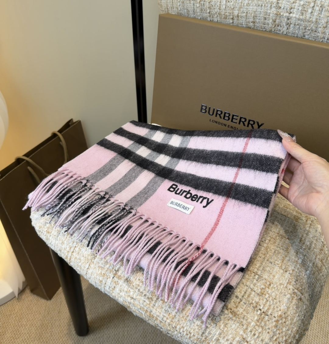 Burberry双面羊绒围巾！走量款，性超高！非常有格调的设计！180*30cm，羊绒混羊毛！是高雅艺术