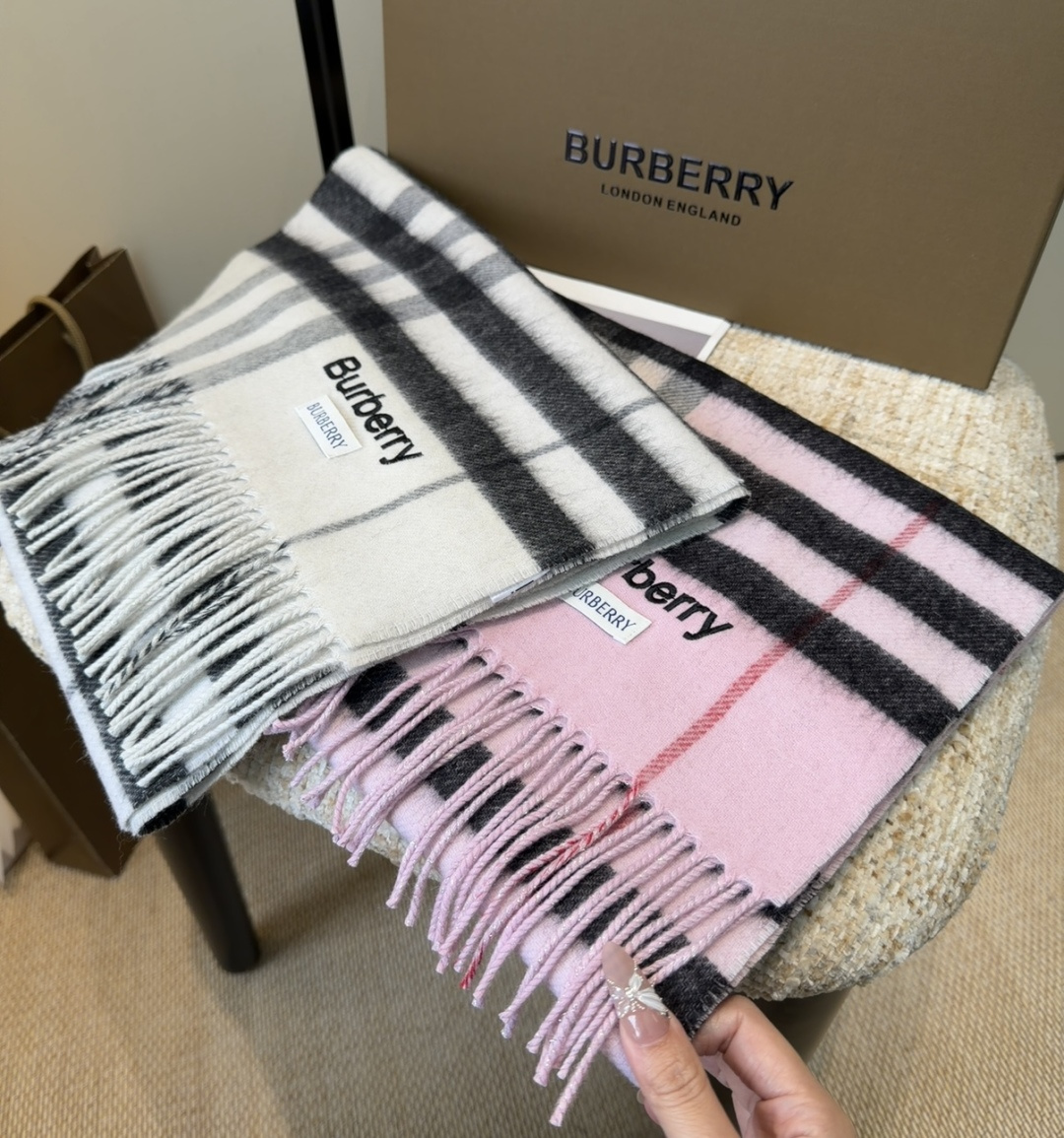 Burberry双面羊绒围巾！走量款，性超高！非常有格调的设计！180*30cm，羊绒混羊毛！是高雅艺术