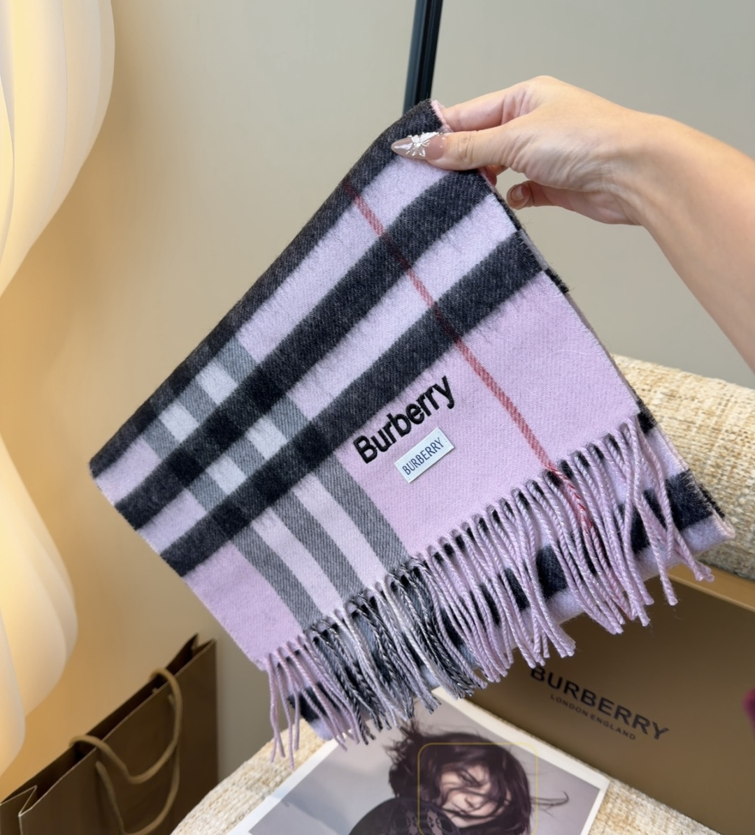 Burberry双面羊绒围巾！走量款，性超高！非常有格调的设计！180*30cm，羊绒混羊毛！是高雅艺术
