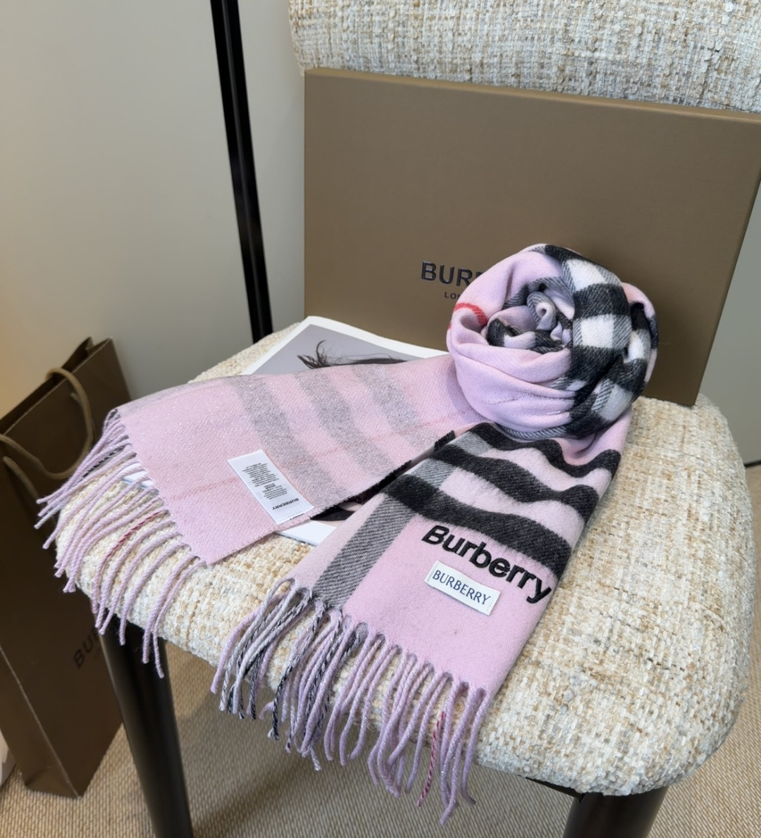 Burberry双面羊绒围巾！走量款，性超高！非常有格调的设计！180*30cm，羊绒混羊毛！是高雅艺术