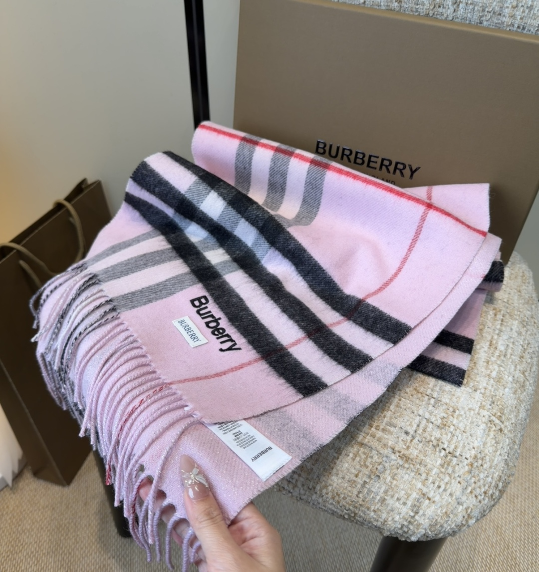 Burberry双面羊绒围巾！走量款，性超高！非常有格调的设计！180*30cm，羊绒混羊毛！是高雅艺术