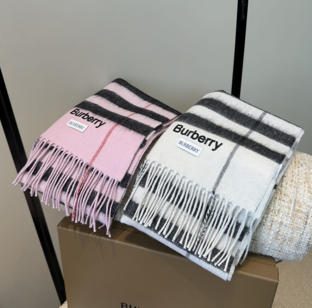 Burberry双面羊绒围巾！走量款，性超高！非常有格调的设计！180*30cm，羊绒混羊毛！是高雅艺术