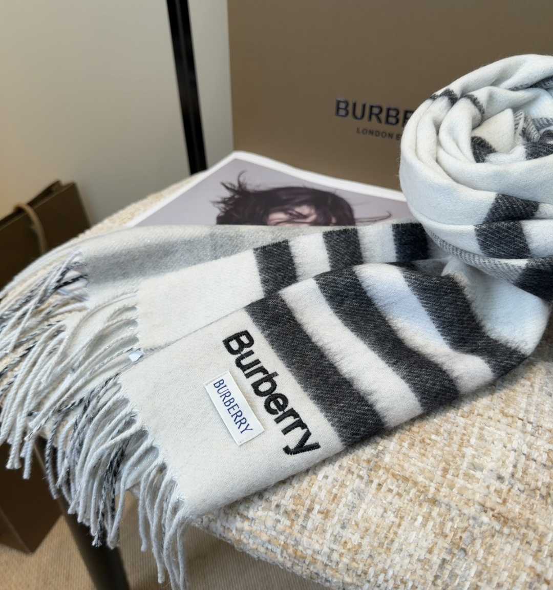 Burberry双面羊绒围巾！走量款，性超高！非常有格调的设计！180*30cm，羊绒混羊毛！是高雅艺术