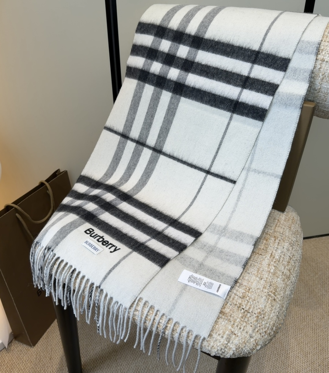 Burberry双面羊绒围巾！走量款，性超高！非常有格调的设计！180*30cm，羊绒混羊毛！是高雅艺术