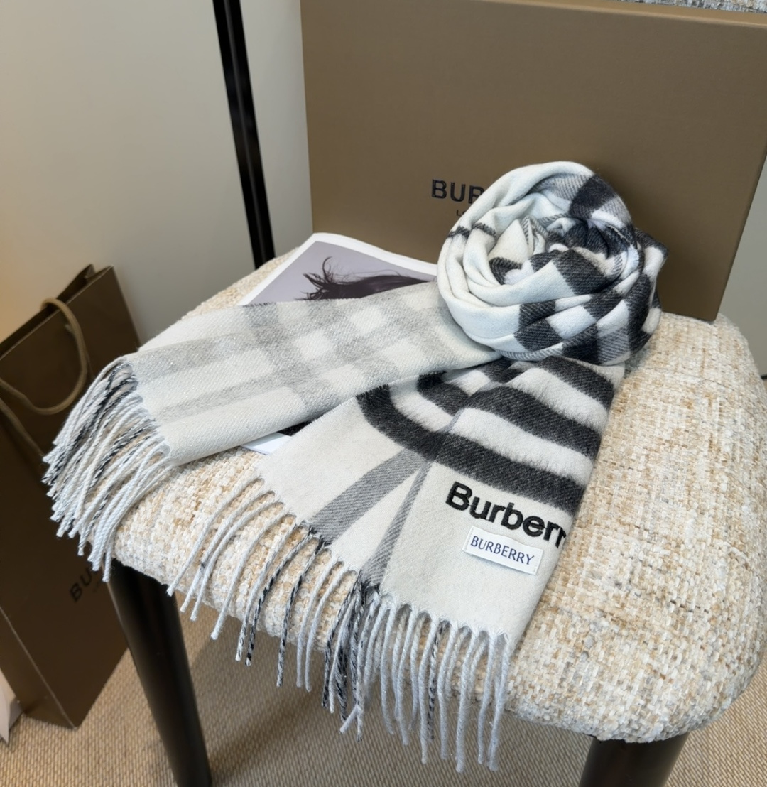 Burberry双面羊绒围巾！走量款，性超高！非常有格调的设计！180*30cm，羊绒混羊毛！是高雅艺术