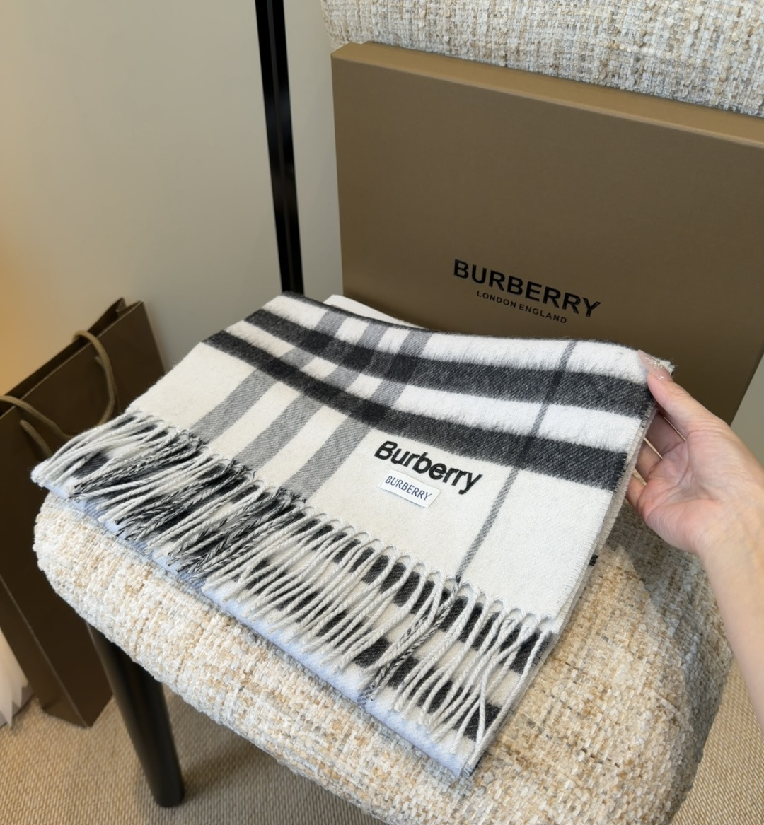 Burberry双面羊绒围巾！走量款，性超高！非常有格调的设计！180*30cm，羊绒混羊毛！是高雅艺术