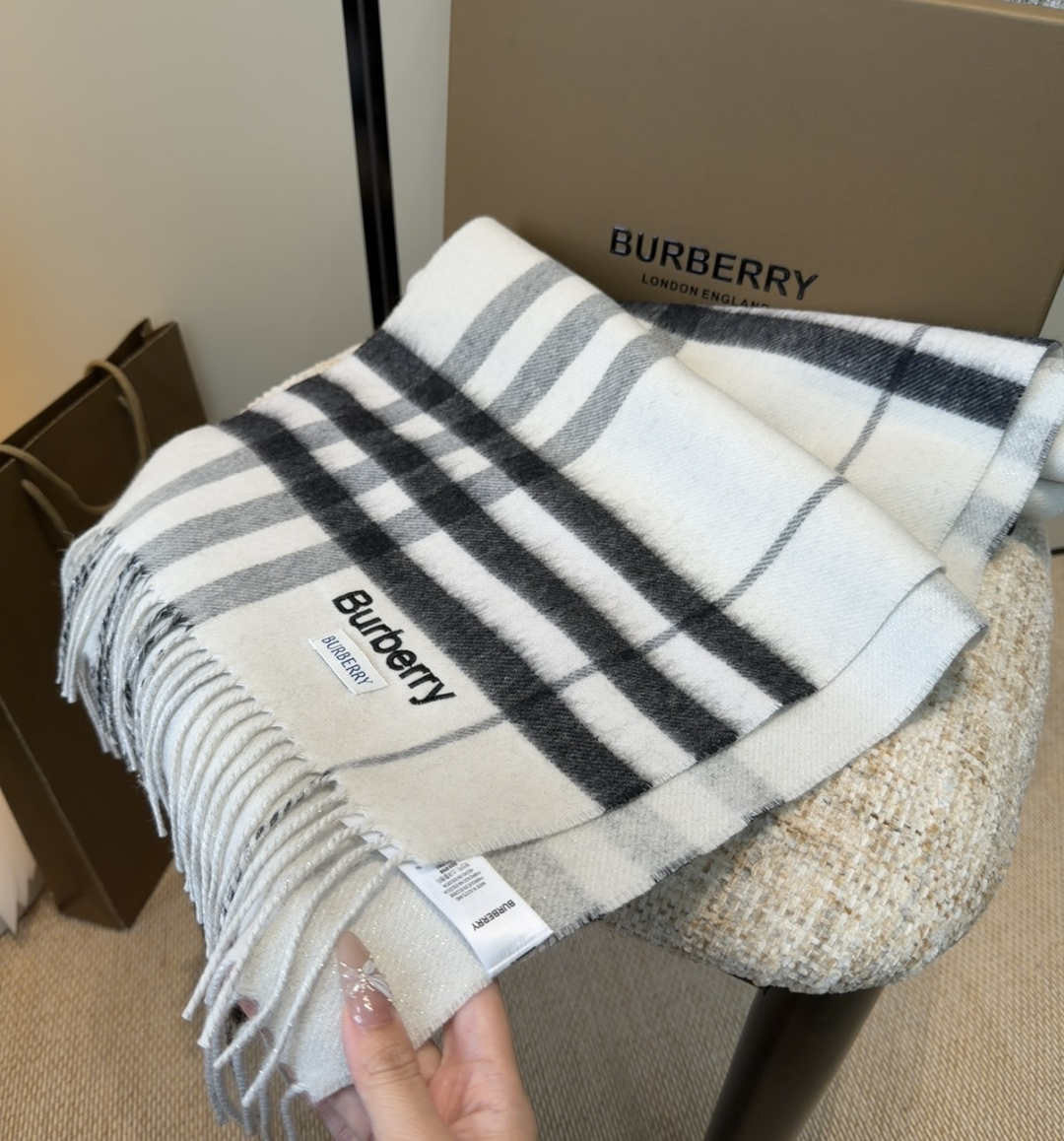 Burberry双面羊绒围巾！走量款，性超高！非常有格调的设计！180*30cm，羊绒混羊毛！是高雅艺术