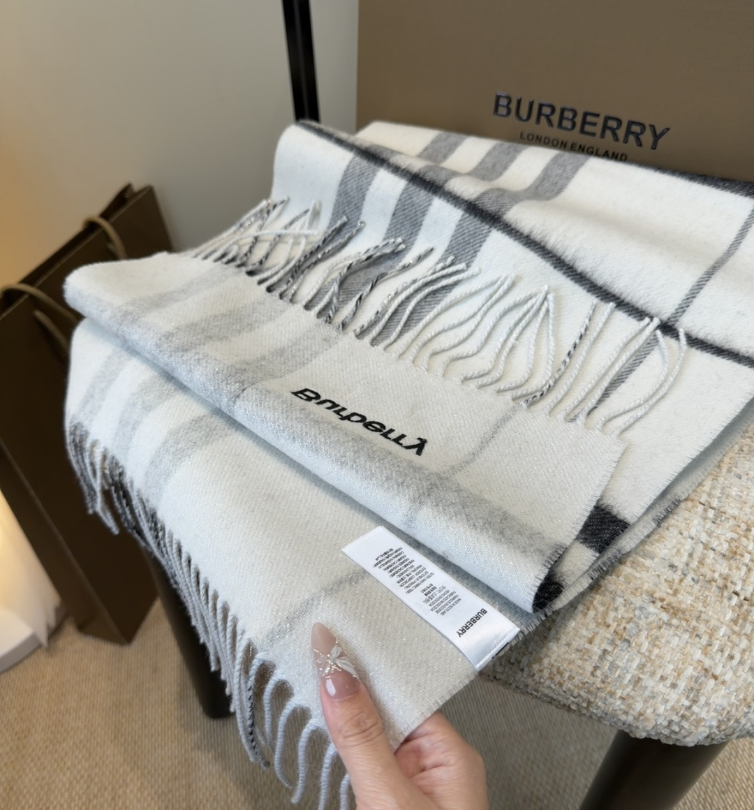 Burberry双面羊绒围巾！走量款，性超高！非常有格调的设计！180*30cm，羊绒混羊毛！是高雅艺术