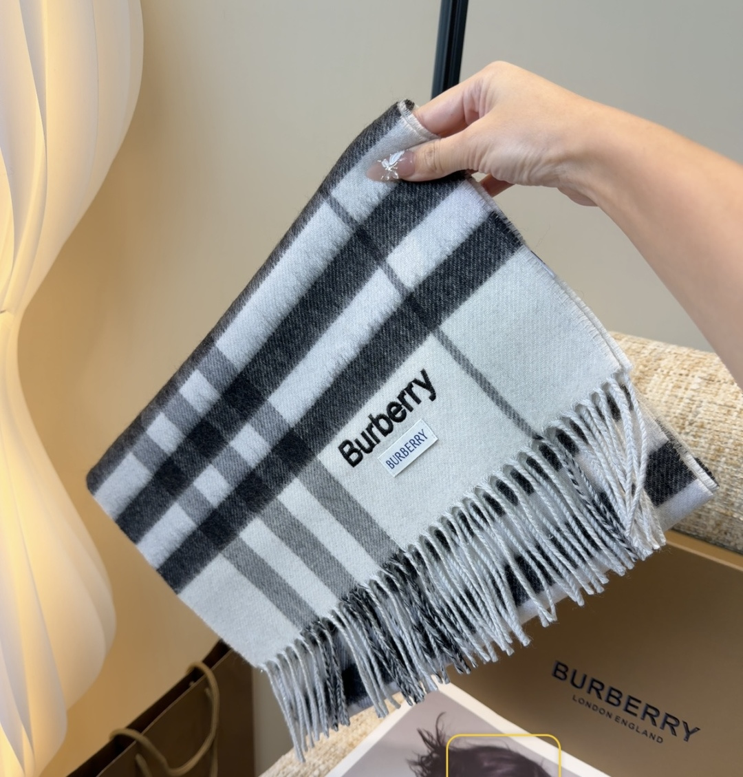 Burberry双面羊绒围巾！走量款，性超高！非常有格调的设计！180*30cm，羊绒混羊毛！是高雅艺术