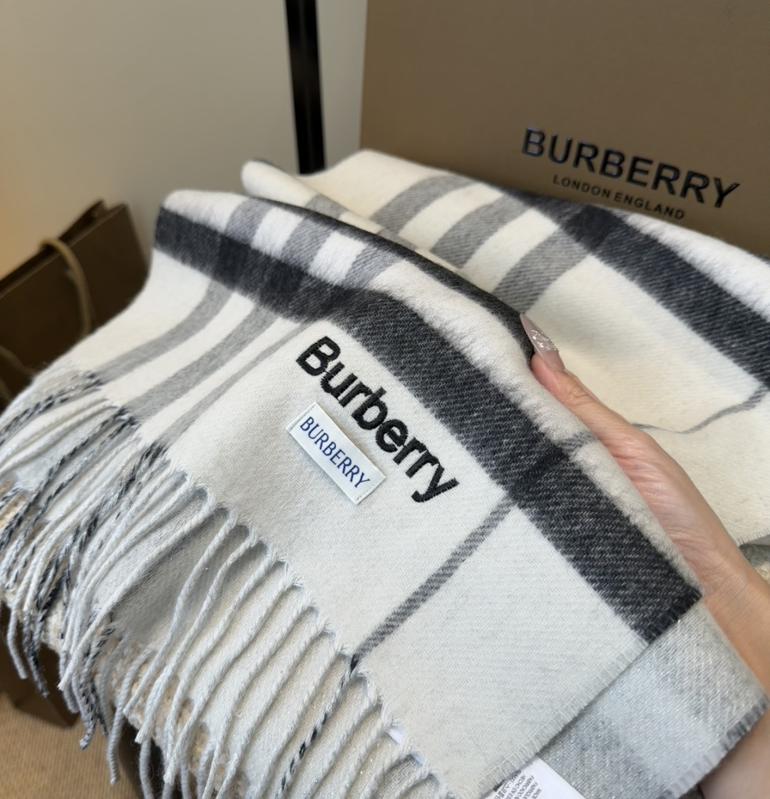 Burberry双面羊绒围巾！走量款，性超高！非常有格调的设计！180*30cm，羊绒混羊毛！是高雅艺术
