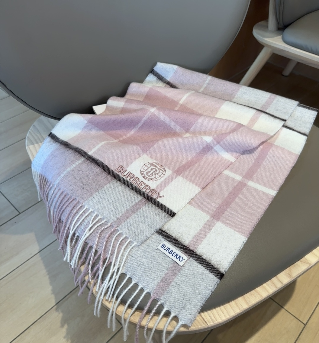 Burberry · 巴宝莉围巾❗️好看的要疯掉了，太有型太有魅力了❗️❗️非常斯文时尚的秋冬单品！真的