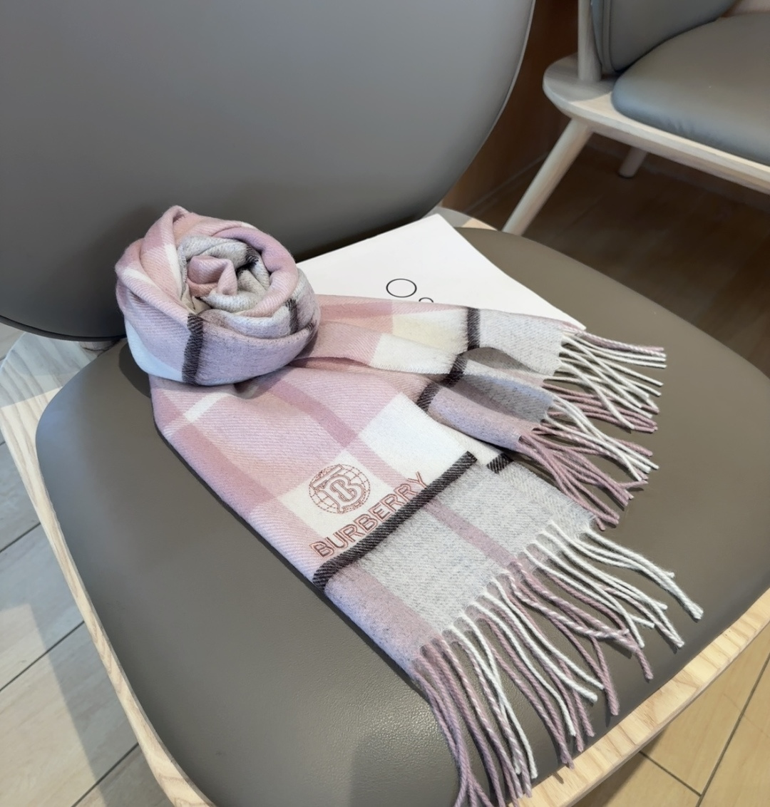 Burberry · 巴宝莉围巾❗️好看的要疯掉了，太有型太有魅力了❗️❗️非常斯文时尚的秋冬单品！真的