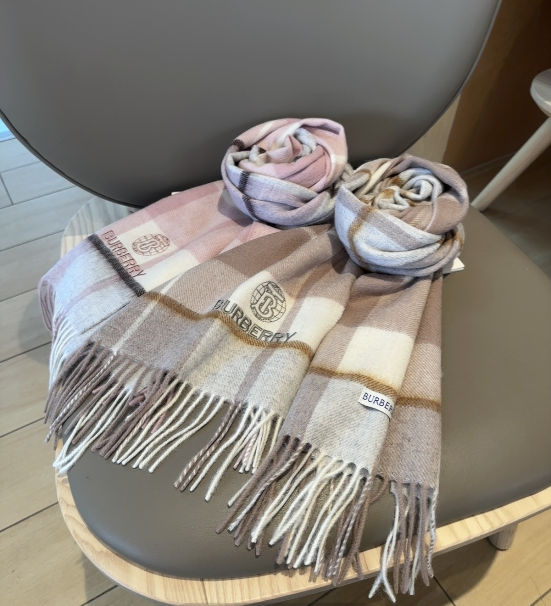 Burberry · 巴宝莉围巾❗️好看的要疯掉了，太有型太有魅力了❗️❗️非常斯文时尚的秋冬单品！真的