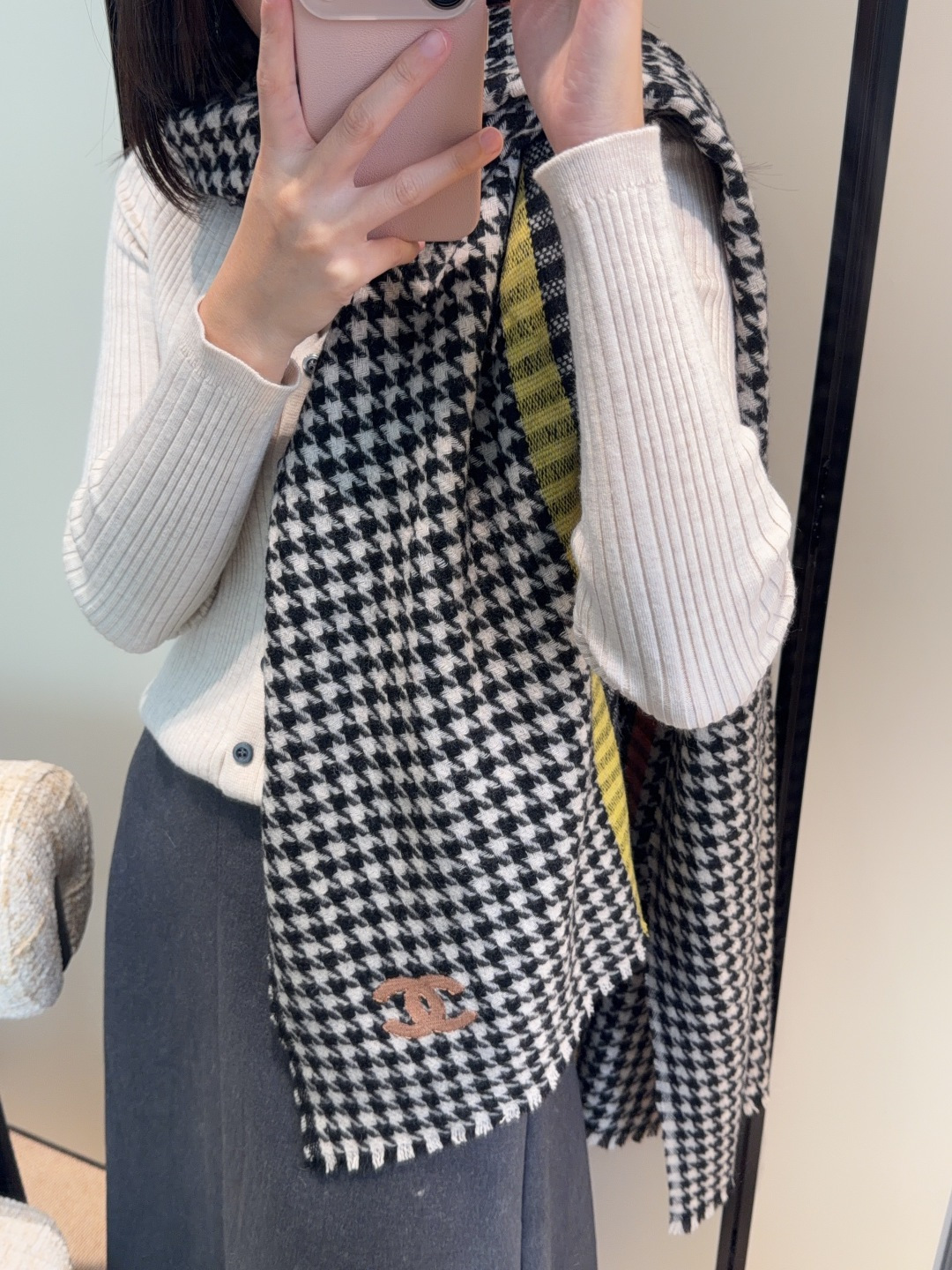 NO:574530,New!  2025 autumn and winter Chanel men's and women's same style, synchronized, high-end cashmere knitted scarves!  It can be formal or casual, and it is a very Classic design. This weaving method is relatively difficult and requires a lot of yarn, so the craftsmanship is very difficult!  !  !  This kind of scarf is definitely a timeless aesthetic item!  It will look good in any size, the style is really unique!  !  It’s so practical and versatile, there’s actually no superfluous design, and it looks good no matter how you wear it!  It has a drapey feel, is warm and very slimming!  Suitable for formal wear or casual wear. It can be folded in half to hang or circle. It has a warm style. Size 30*180. Weight 175g. Material: fine wool high version scarf, high version scarf, chanel19860909上新！2025秋冬香奈儿男女同款,同步,高端羊绒针织围巾！ 可正式,可随意,非常Classical的设计.这款织法比较难,又很费纱线,工艺难度非常大！！！这样的围巾,绝对是一条审美不过时的单品！随便围都会好看,版型真是一绝！！太实用百搭了,其实没有多余的设计,怎么围都好看！有垂坠感,温暖且非常显瘦！搭配正装或者搭配休闲装都很合适~对折挂围或者绕圈围都完全可以,有温度的风度 尺寸30*180 克重175g 材质细羊毛高版本围巾,高版本围巾,chanel,scarf